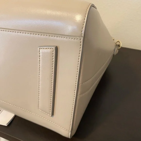 🌟SOLD🌟 Gorgeous EUC MEDIUM ANTIGONA in NUDE! - Picture 4 of 15